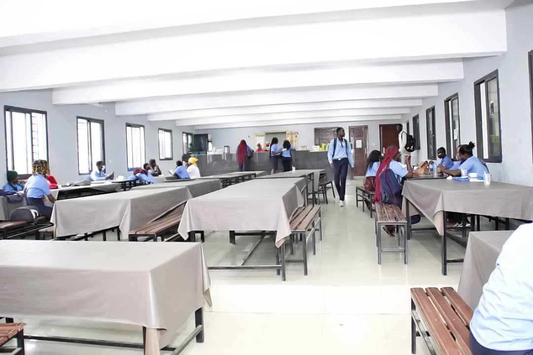 Étudiants dans les espaces communs