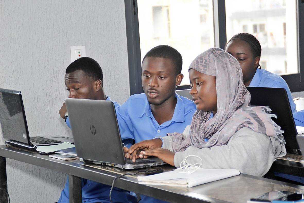 Étudiants en informatique travaillant sur des projets