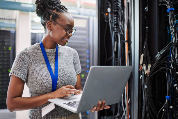 Étudiants en réseaux et télécommunications en laboratoire